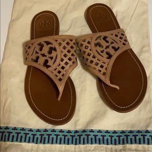 Tory Burch Thatched logo thong